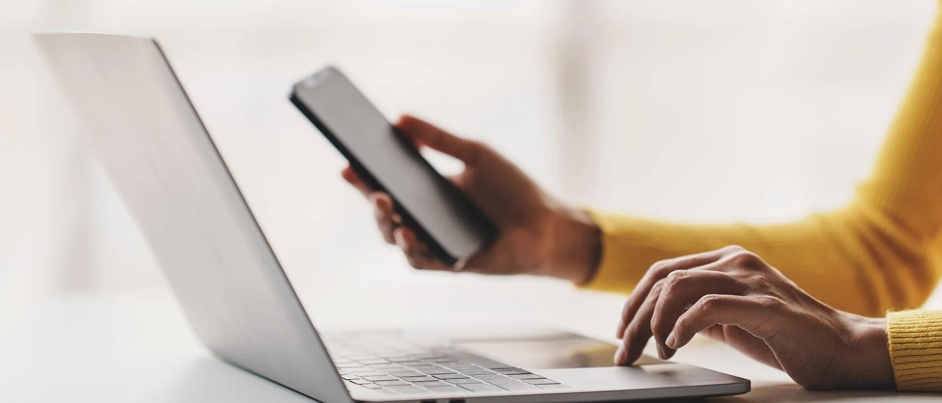 02-digital_laptop_smartphone_person_0334-1920